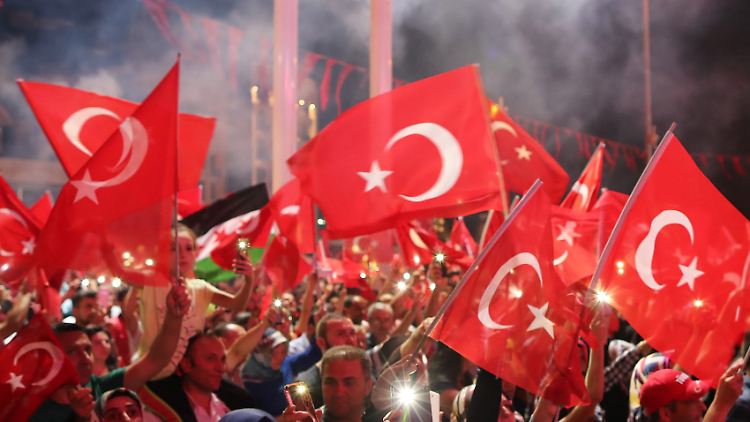 Die Kölner Polizei ist nervös: Am Sonntag wollen Tausende Erdogan-Anhänger auf die Straße gehen. Das Bild zeigt eine Demo für Erdogan auf dem Istanbuler Taksim-Platz.