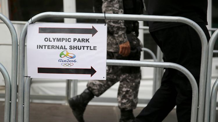 Und einen Fahrservice gibt es im Olympischen Dorf auch.