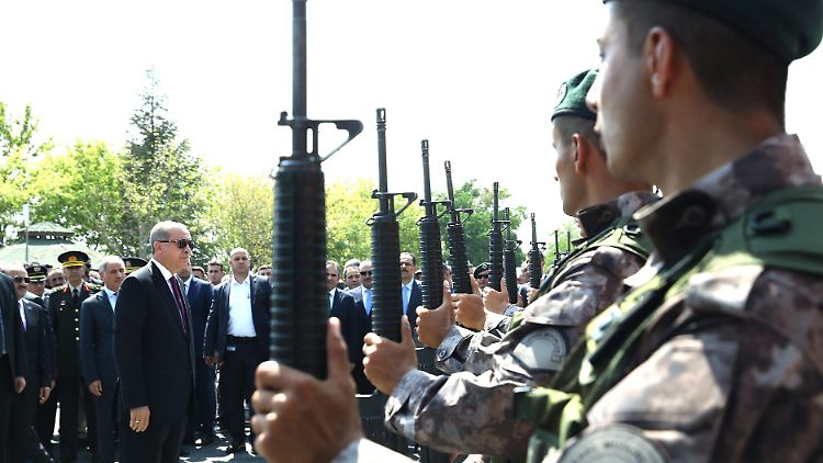 Präsident Erdogan bei einem Besuch der Spezialeinheiten der Armee in Ankara.