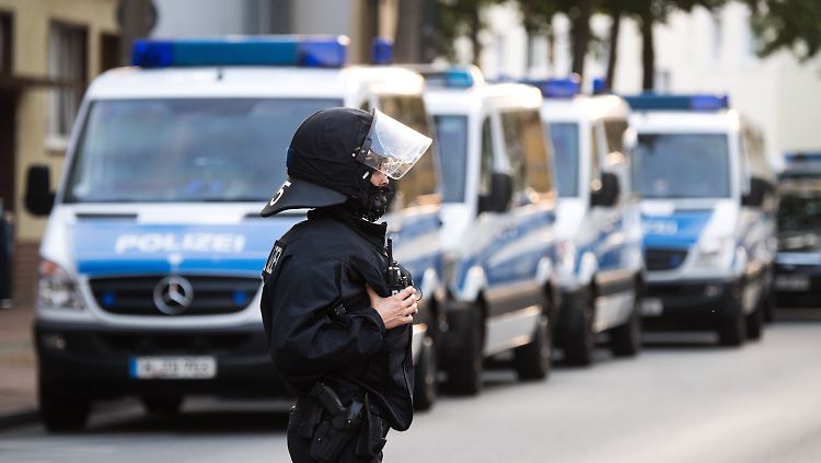 Ein Einsatz der Polizei im Zusammenhang mit der radikalen Salafisten-Szene in Hildesheim.