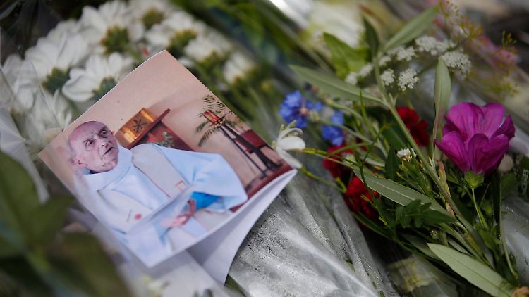 Mit gemeinsamen Gottesdiensten gedenken Christen und Muslime dem ermordeten Priester Jacques Hamel.
