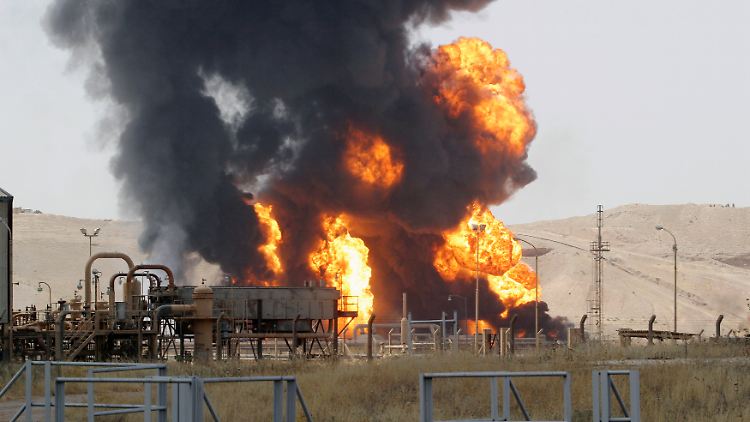 Nach dem Angriff brannte eine Ölquelle in Kirkuk lichterloh.