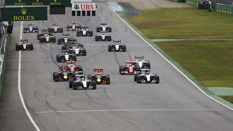 Nico Rosberg (rechts vorne) kam beim Start nicht so recht vom Fleck - im Gegensatz zu Lewis Hamilton (links vorne)