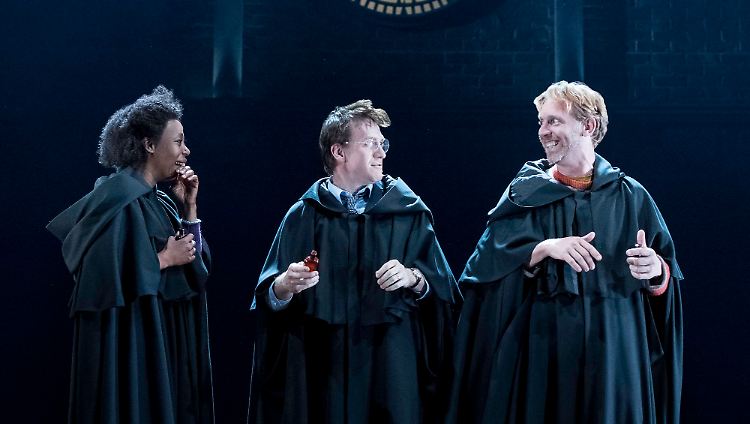 Die Figuren sind erwachsen geworden: Noma Dumezweni als Hermione Granger, Jamie Parker als Harry Potter und Paul Thornley als Ron Weasley (v.l.n.r.) im Theaterstück.