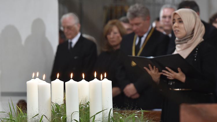 Zunächst wird im Münchner Liebfrauendom der Opfer gedacht - etwa mit neun brennenden Kerzen.
