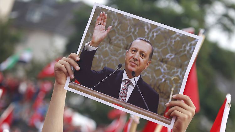 Der türkische Präsident Erdogan greift durch - sein Bild ist auf einer türkischen Großdemonstration in Köln zu sehen.