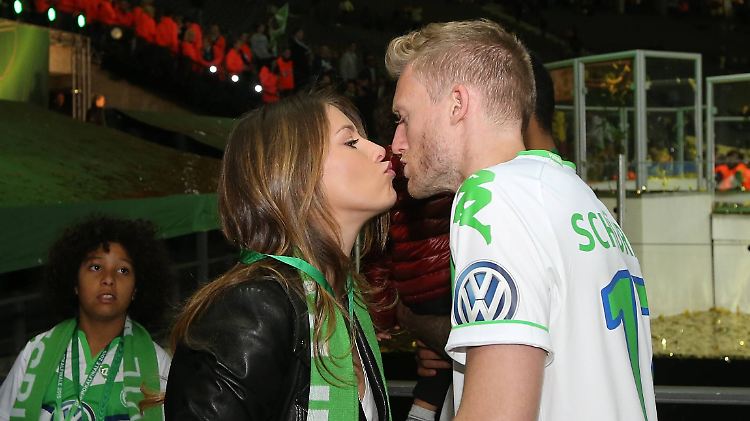 Vor einigen Wochen spielte André Schürrle noch für Wolfsburg - und war mit Montana Yorke verlobt.