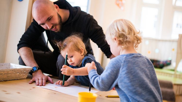 Fast die Hälfte der befragten Eltern finden, dass sie zu wenig Zeit haben, um Beruf und Familie gut zu vereinen.