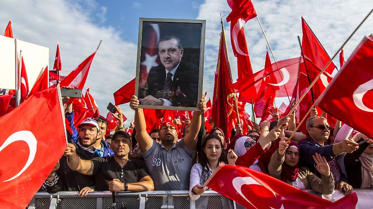 Seit Wochen gehen Erdogan-Anhänger auf die Straße.