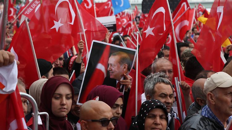 Der türkische Präsident Erdogan war auf der Demo in Köln allgegenwärtig - nur zugeschaltet war er nicht.
