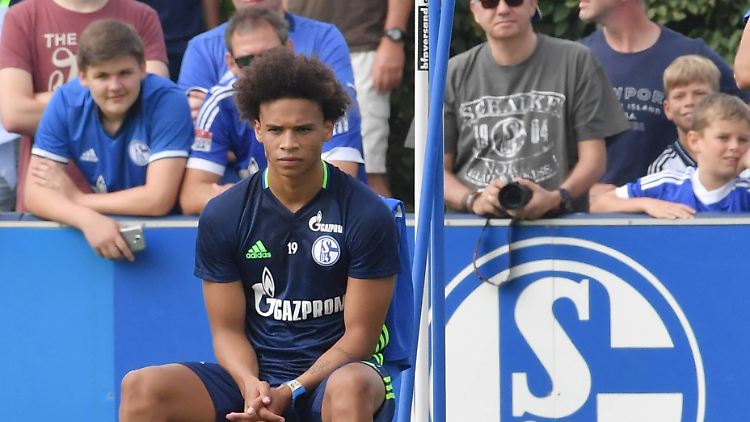Leroy Sané muss noch etwas warten, bevor er in England auf Torejagd gehen darf.