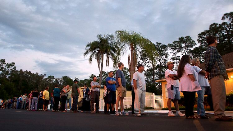 Vor einem Wahllokal in Fort Myers in Florida warten Wähler im November 2012, dass sie ihre Stimme abgeben können.