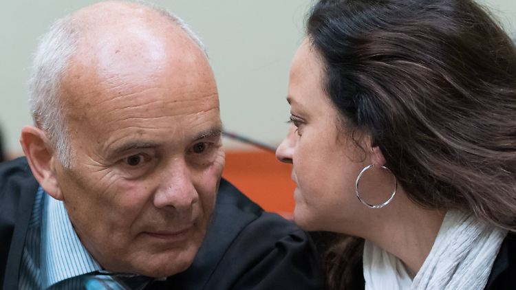 Die Hauptangeklagte Beate Zschäpe (re.) mit ihrem Wahlverteidiger Hermann Borchert (li.).