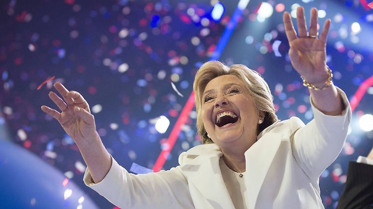 Winken für die Wähler: Die perfekt inszenierten Parteitage sorgen meist für Umfragehochs bei den Kandidaten - wie hier bei Clinton.