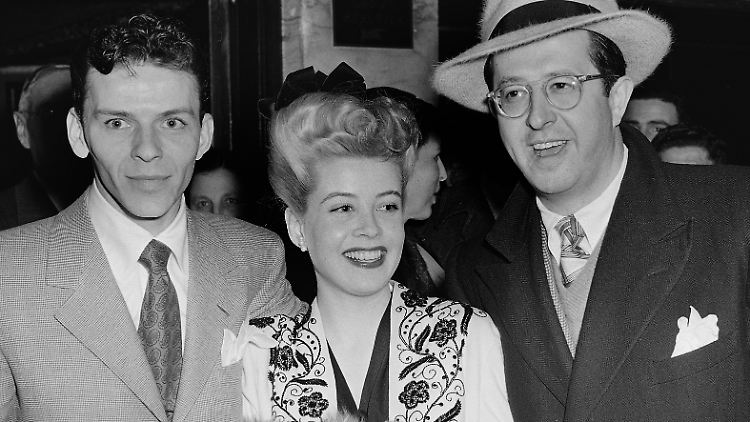 DeHaven im Jahr 1944 zwischen dem Sänger Frank Sinatra und dem Schauspieler Phil Silvers.