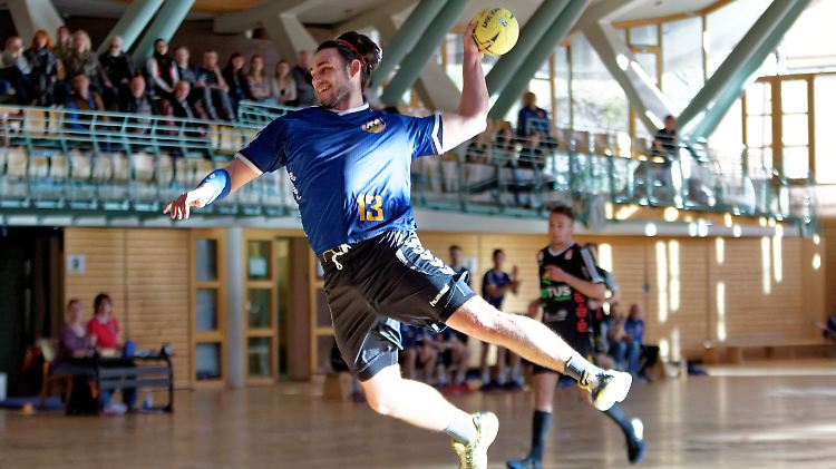Wuchtiger Rückraumschütze: Robert Kohrs. Auch in der Handball-Oberliga schenken sich die Spieler nichts.