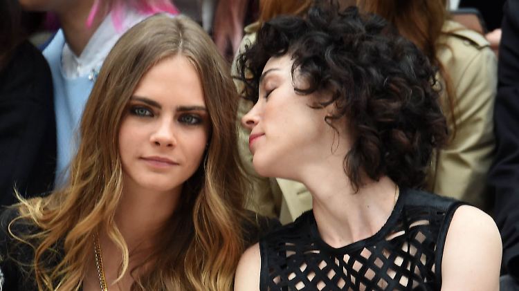An der Seite ihrer Freundin Annie Clark aka St. Vincent (r.) hat Cara Delevingne gelernt, was Liebe ist.