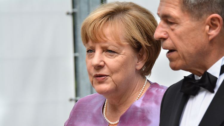 Kanzlerin Merkel und ihr Ehemann besuchen die Bayreuther Festspiele.