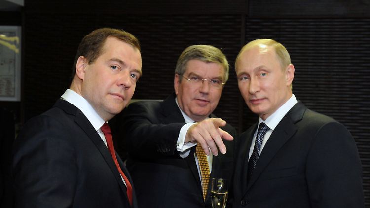 Es war einmal ... Sotschi, Olympische Winterspiele 2012: Russlands Ministerpräsident Medwedew, IOC-Präsident Bach und Kreml-Chef Putin.