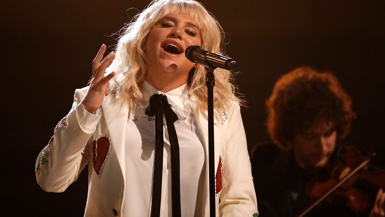 Kesha hat neue Songs am Start, aber auch Klagen ihres Produzenten.