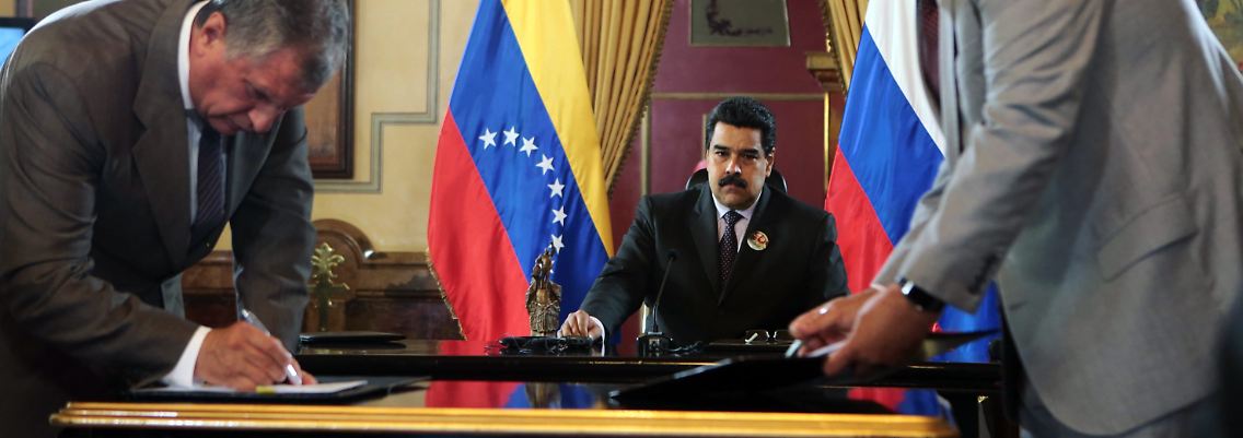 Nicolás Maduro (m.) führte das Land in eine extreme Wirtschaftskrise.