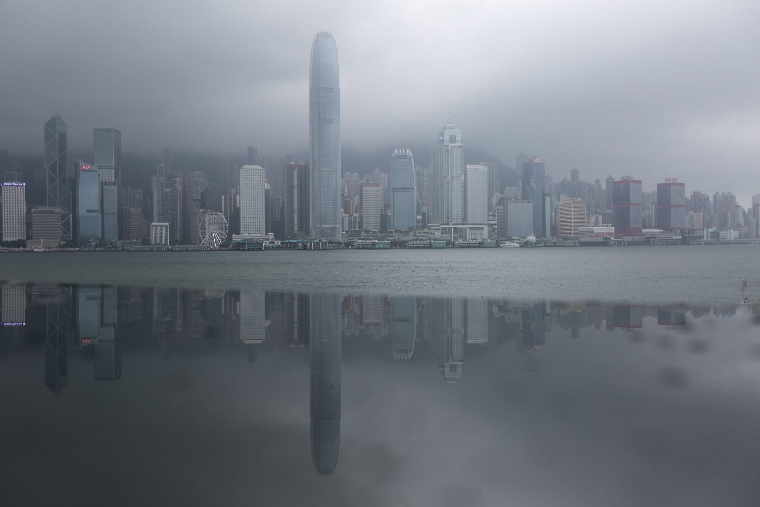 Die Schulen sind geschlossen, Angestellte haben frei, die Börse stellt den Betrieb ein und etliche Flüge werden gestrichen: Wirbelsturm "Nida" bringt das öffentliche Leben in der chinesischen Metropole Hongkong zum Erliegen. 