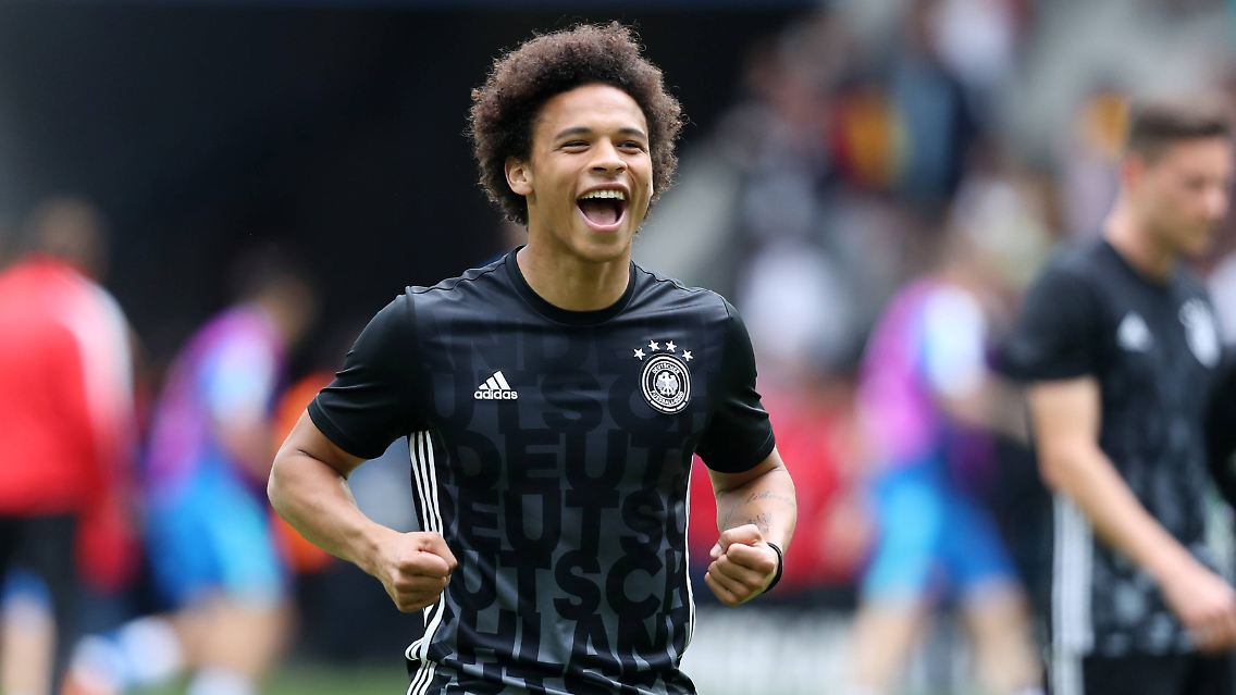 Leroy Sané hat allen Grund zum Jubeln. Schließlich hält er ab sofort einen Rekord.