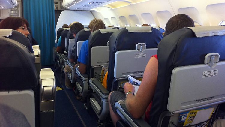 Die trockene Luft in Flugzeugkabinen führt zur Austrockung der Schleimhäute.