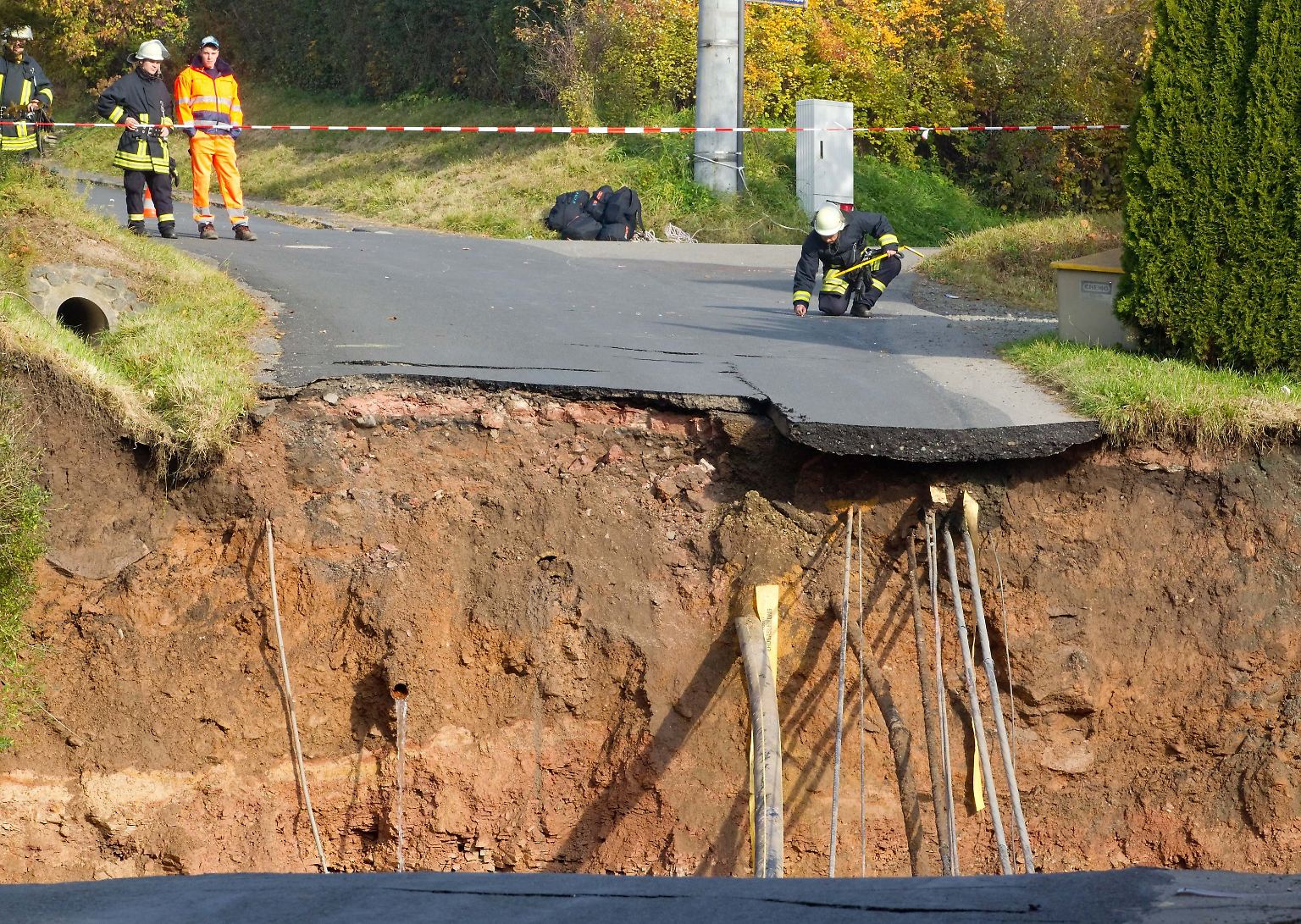 Ein etwa 40 mal 30 Meter großer Krater ist mitten in einem Wohngebiet im thüringischen Schmalkalden aufgerissen.