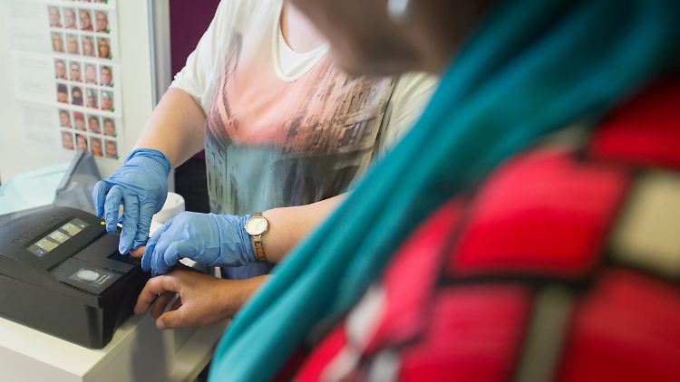 Zur Registrierung gehört auch das Abnehmen von Fingerabdrücken. 
