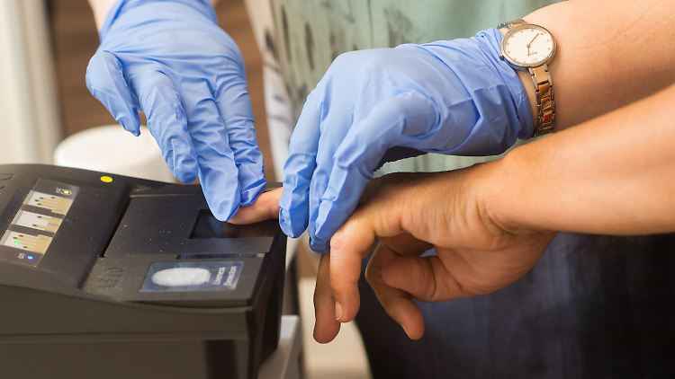 Seit Mai 2016 werden von jedem Asylbewerber in Deutschland die Fingerabdrücke erfasst.
