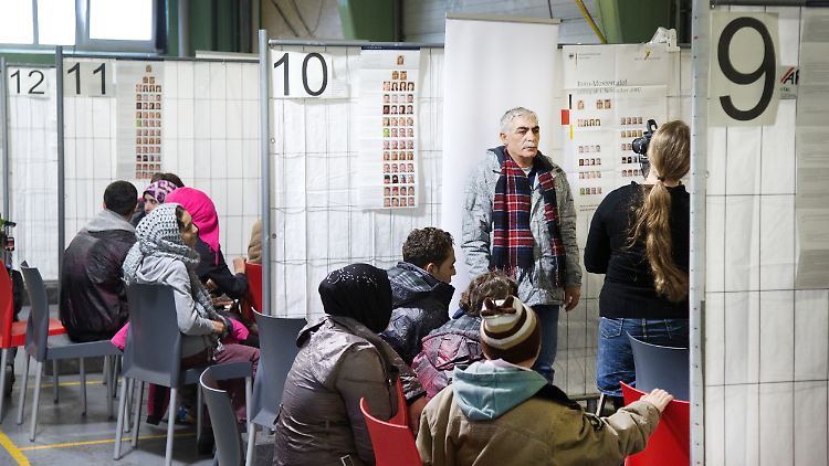 Flüchtlinge in der zentralen Registrierstelle des Landes Nordrhein-Westfalen in Herford