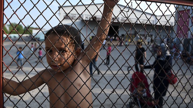 Monatelang leben Flüchtlinge in Camps wie hier in Oreokastro, nahe Thessaloniki. Ihre Asylverfahren dauern zu lange. 