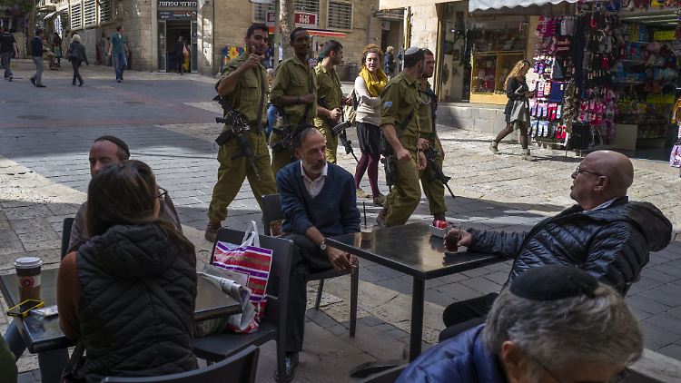Soldaten patroullieren durch Jerusalem.