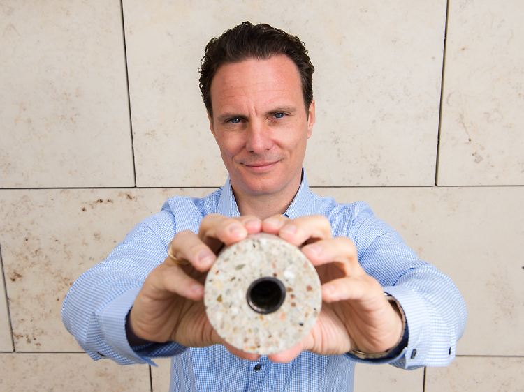Vorstandschef Christian Thiel mit einem ausgesägten Stück aus einem Energiespeichermodul.