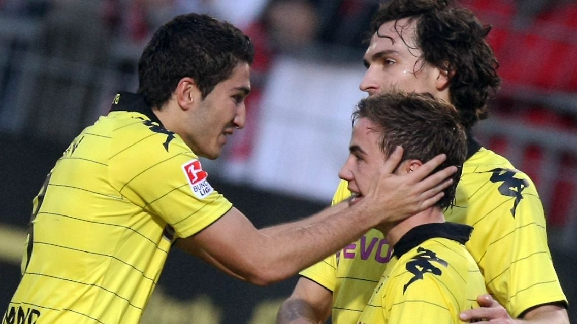 Lass' Dich küssen, junger Freund: Dortmunds Nuri Sahin, links, gratuliert seinem Kollegen Mario Götze, Mats Hummels assistiert.
