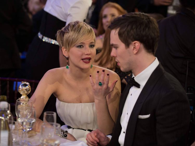 Wenn Hoult über die Liebe spricht, denkt er wohl auch an seine berühmte Ex Jennifer Lawrence.