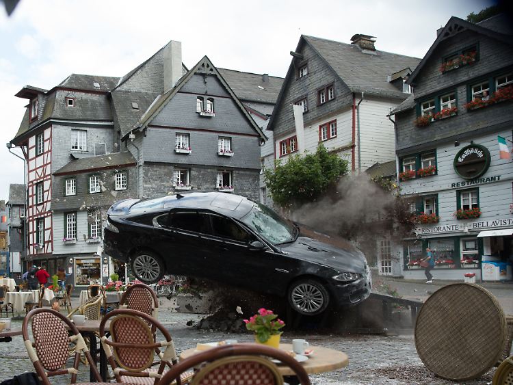 Inmitten deutscher Idylle kommt bei "Collide" ein Jaguar XF auf ungewöhnliche Weise zum Stehen.