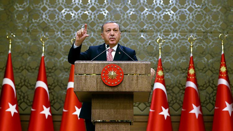 Erdogan wirft dem Westen vor, sich auf die Seite der Putschisten gestellt zu haben.