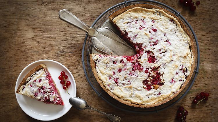 Süßes, knuspriges Baiser gibt einem Kuchen mit roten Johannisbeeren erst den richtigen Pfiff.