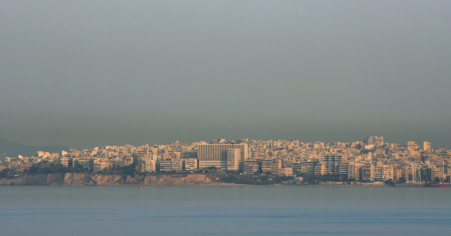 Paleo Faliro ist ein Vorort südlich von Athen und liegt am Meer. Hier sollen auf einer Großbaustelle die neue Nationaloper und die neue Nationalbibliothek entstehen. Doch es kommt anders, denn ...