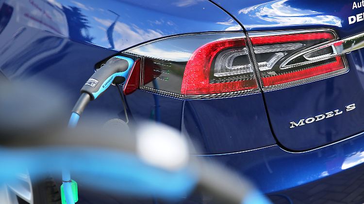 Dieser Tesla ist schon auf dem Markt: Das Modell S 85D lädt an einer Ladesäule.