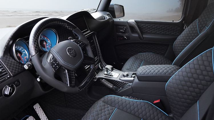 Der von Mansory himmelblau veredelte Innenraum des Mercedes G 500 4x4².