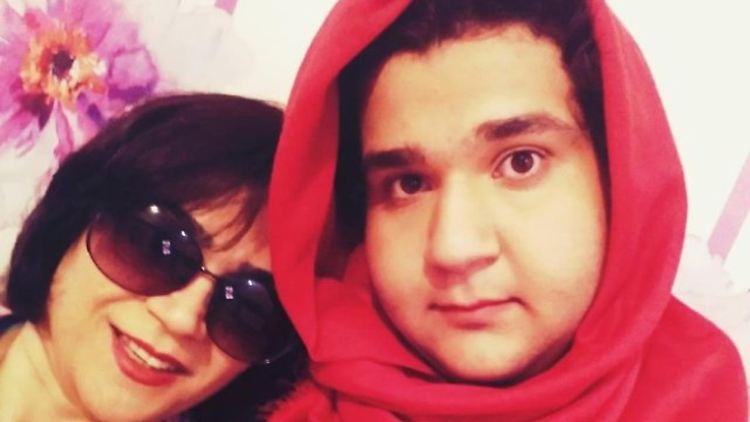 Verkehrte Welt im Iran: Während der Mann mit Kopftuch posiert, zeigt die Frau ihre Haarpracht.