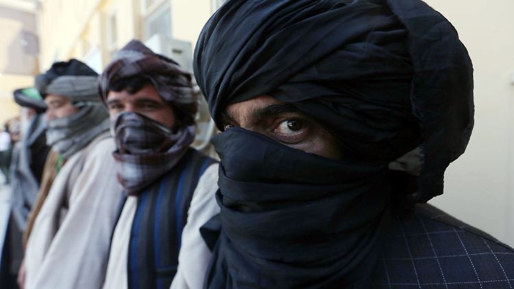 Talibankämpfer haben bei Herat auf eine Touristengruppe geschossen.