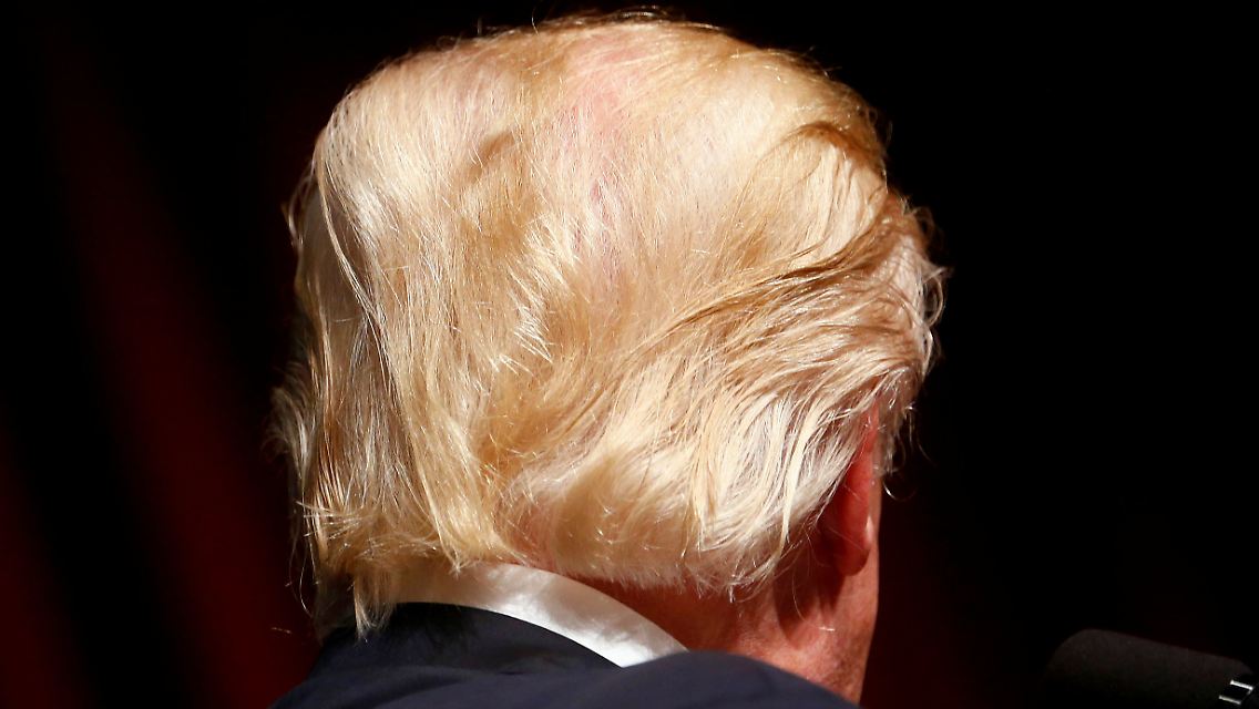Trumps Frisur ist übrigens nicht nur eine Peinlichkeit auf dem Kopf eines 70-Jährigen mit seltsamer Hautfarbe.