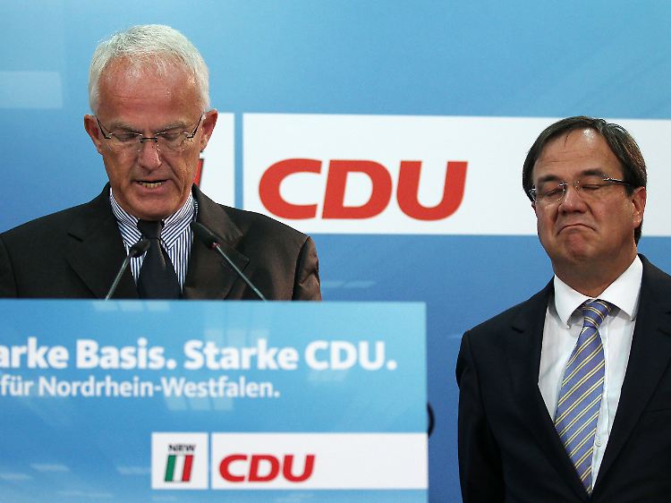 Der frühere NRW-Integrationsminister Armin Laschet (r) während der Bekanntgabe der Ergebnisses des Mitgliederentscheides durch den CDU-Landesvorsitzenden Jürgen Rüttgers (l).