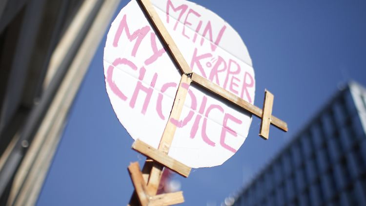 "Mein Körper, meine Entscheidung" heißt es auf dem Schild in Berlin. Der dritte Pfeil soll dabei für Intersexualität stehen.