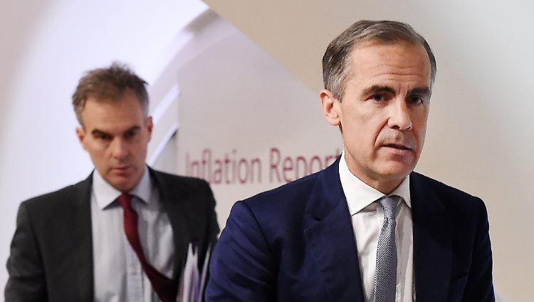 Notenbankchef Mark Carney (r.) hält sich Optionen offen.