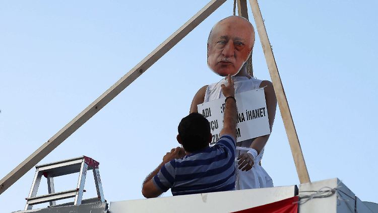 Für viele Türken ist klar: Fethullah Gülen versucht mit seinen Unterstützern den türkischen Staat zu unterwandern und Präsident Erdogan zu stürzen.